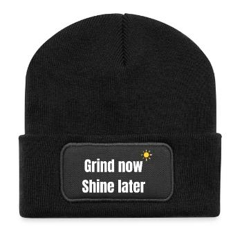 Arbeite Jetzt strahlen später - Recycelte Patch Beanie - Schwarz - Vorne