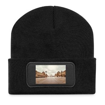 Louvre-Pyramide auf dem Platz - Recycelte Patch Beanie - Schwarz - Vorne