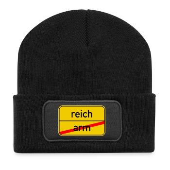 Ortsschild arm - reich - Recycelte Patch Beanie - Schwarz - Vorne