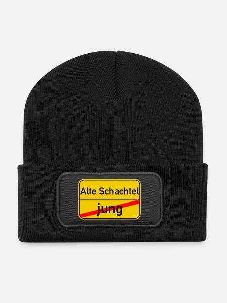 Ortsschild jung - Alte Schachtel - Recycelte Patch Beanie - Schwarz