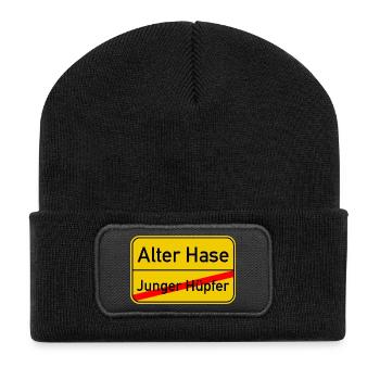 Ortsschild junger Hüpfer - Alter Hase - Recycelte Patch Beanie - Schwarz - Vorne
