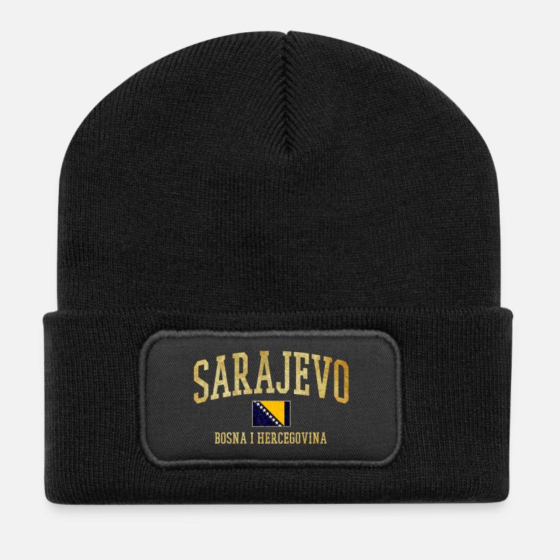 Sarajevo Goldschrift mit Bosnienfahne - Recycelte Patch Beanie - Schwarz