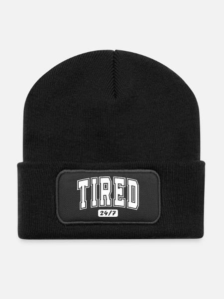 Tired 24/7 Typografie - Recycelte Patch Beanie - Schwarz