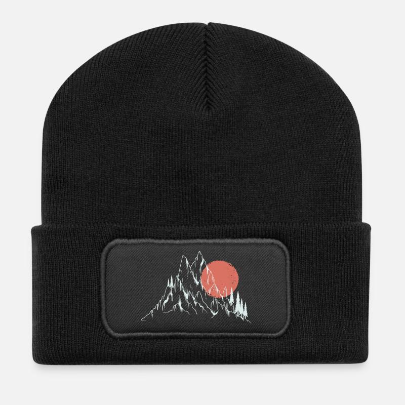 Purpurrote Sonne über den Alpengipfeln - Recycelte Patch Beanie - Schwarz