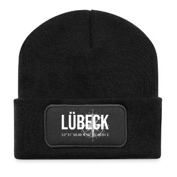 Koordinaten Lübeck - Recycelte Patch Beanie - Schwarz - Vorne