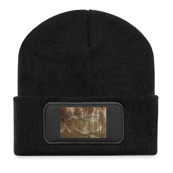 Hund verschmolzen in winterlichem Pfad - Recycelte Patch Beanie - Schwarz - Vorne