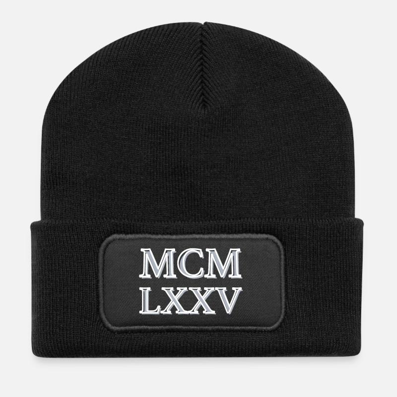 Roman numerals 1975 - MCMLXXV - Recycelte Patch Beanie - Schwarz