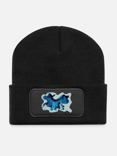 Moers Stadtsilhouette in Hydrographik-Optik - Recycelte Patch Beanie - Schwarz