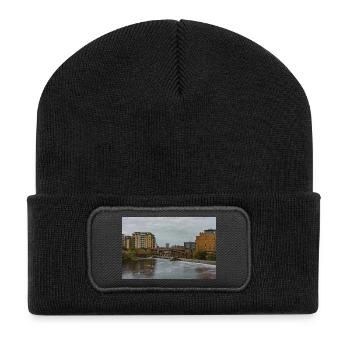 Scène de rivière urbaine avec pont - Beanie recyclé à patch - noir - Devant