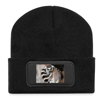 Lemur mit goldenen Augen und gestreiftem Schwanz - Recycelte Patch Beanie - Schwarz - Vorne