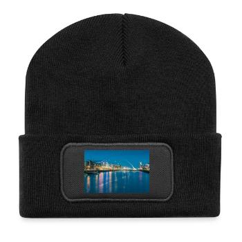 Abenddämmerung in Dublin - Recycelte Patch Beanie - Schwarz - Vorne