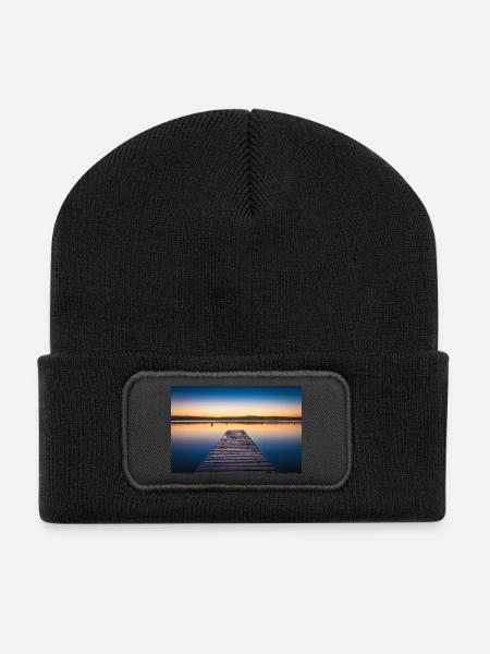 Steg am See in der Morgendämmerung - Recycelte Patch Beanie - Schwarz