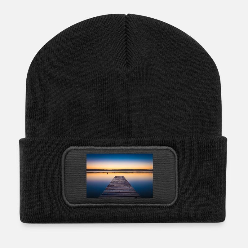 Steg am See in der Morgendämmerung - Recycelte Patch Beanie - Schwarz