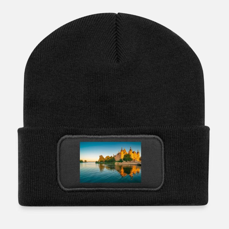 Schloss in Schwerin im Sonnenuntergang - Recycelte Patch Beanie - Schwarz