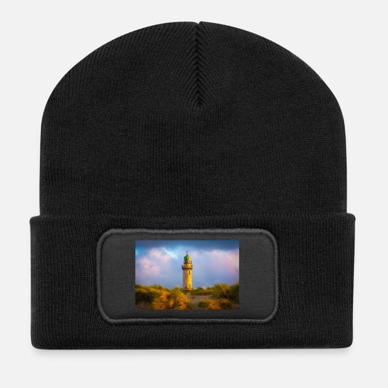 Leuchtturm Warnemünde am Abend - Recycelte Patch Beanie - Schwarz