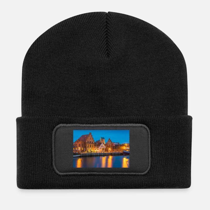 Wismar am Abend - Recycelte Patch Beanie - Schwarz