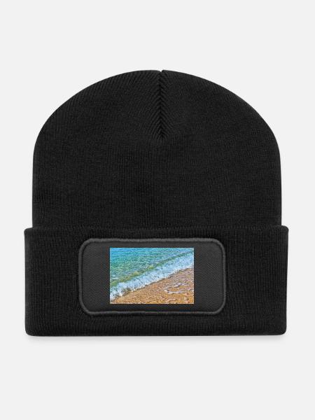 Kristallwellen am goldenen Sandstrand - Recycelte Patch Beanie - Schwarz