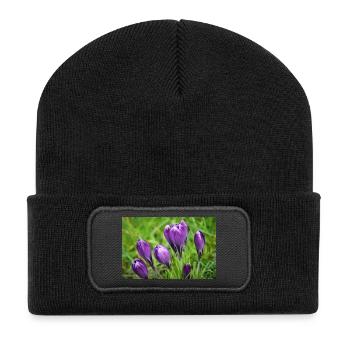 Purple Crocus Cluster im Frühlingsgarten - Recycelte Patch Beanie - Schwarz - Vorne