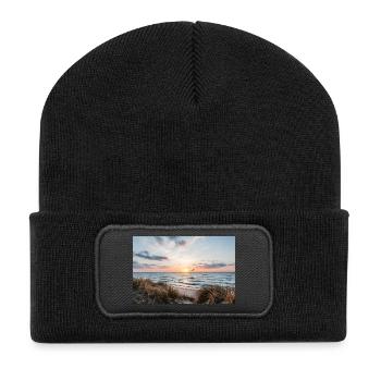 Sonnenuntergang am Dünenstrand - Recycelte Patch Beanie - Schwarz - Vorne