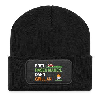 Erst Rasen mähen, dann Grill an – Gärtner Spruch - Recycelte Patch Beanie - Schwarz - Vorne