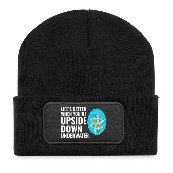 Das Leben ist besser, wenn man kopfüber unter Wasser schwimmt - Recycelte Patch Beanie - Schwarz - Vorne