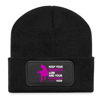 Kniebeugen Tief Standards Hoch - Recycelte Patch Beanie - Schwarz - Vorne
