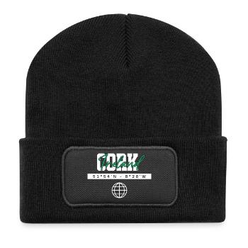 Cork Irland Koordinaten Reise Souvenir - Recycelte Patch Beanie - Schwarz - Vorne