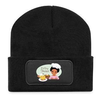Süßes dunkelhäutiges Mädchen liebt es, Pfannkuchen zu backen - Recycelte Patch Beanie - Schwarz - Vorne