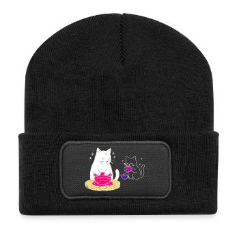 Handwerkerisches Katzenleben – Vom Rad zum Tee - Recycelte Patch Beanie - Schwarz - Vorne