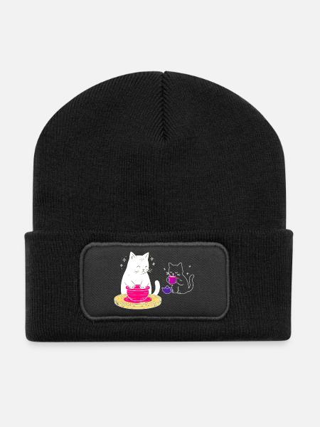 Handwerkerisches Katzenleben – Vom Rad zum Tee - Recycelte Patch Beanie - Schwarz