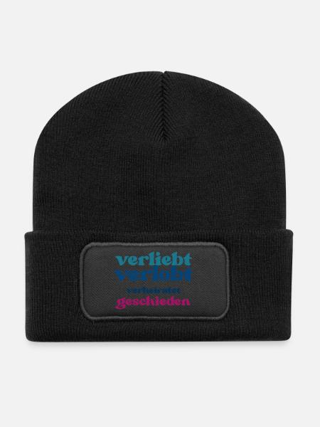Beziehungsphasen Typo Druck - Recycelte Patch Beanie - Schwarz