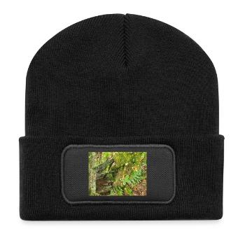 Waldstumpf mit Moos und Farnen - Recycelte Patch Beanie - Schwarz - Vorne