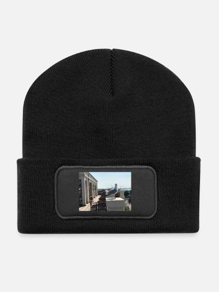 Möwenblick am Hafen Dachterrasse - Recycelte Patch Beanie - Schwarz