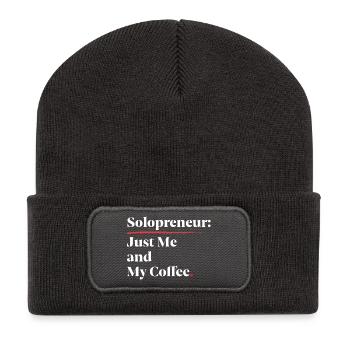 Solopreneur Vibes: Just Me & My Coffee [Weiß] - Recycelte Patch Beanie - Dunkelgrau - Vorne