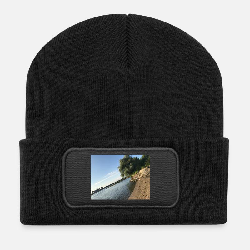 Natur am Fluss mit Bäumen und Ufer - Recycelte Patch Beanie - Schwarz