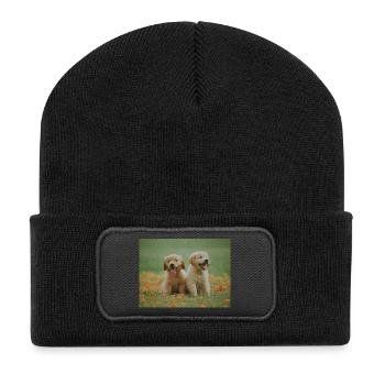 2 Labrador Retriever Welpen im Blütenfeld - Recycelte Patch Beanie - Schwarz - Vorne