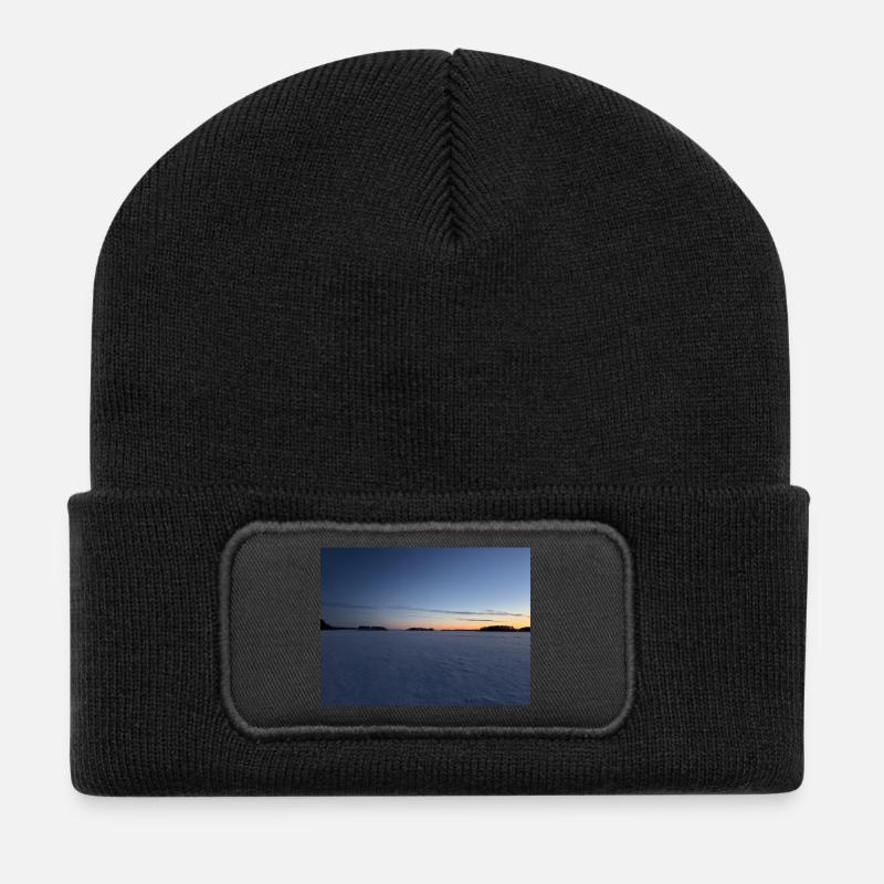 Winterlandschaft bei Sonnenuntergang - Recycelte Patch Beanie - Schwarz