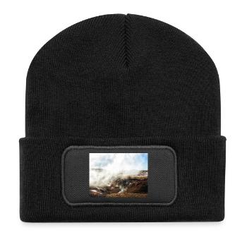 Wunderschöne, neblige Landschaft - Recycelte Patch Beanie - Schwarz - Vorne