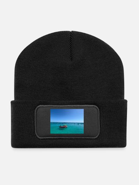 Türkises Meer und Boote - Recycelte Patch Beanie - Schwarz