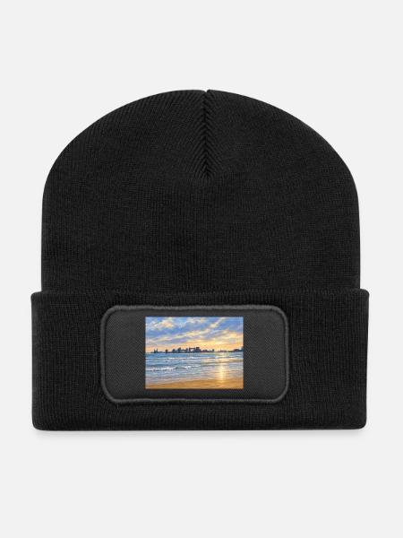 Sonnenuntergang an der Stadtbucht - Recycelte Patch Beanie - Schwarz