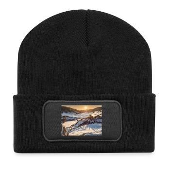 Sonnenaufgang in der Winterlandschaft - Recycelte Patch Beanie - Schwarz - Vorne