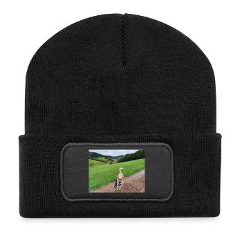 Atemberaubende Natur mit Hund - Recycelte Patch Beanie - Schwarz - Vorne