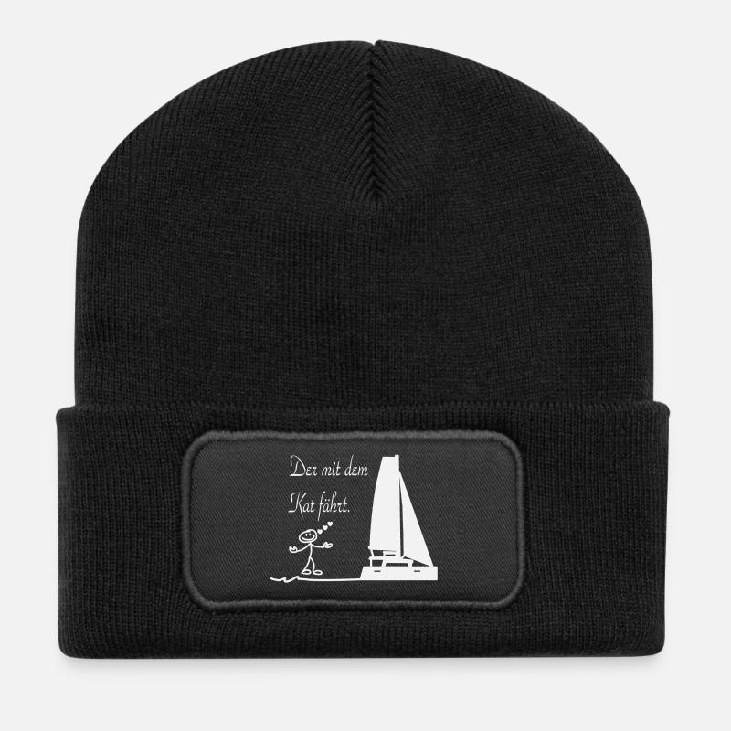 Katzkapitän am Segelboot - Recycelte Patch Beanie - Schwarz