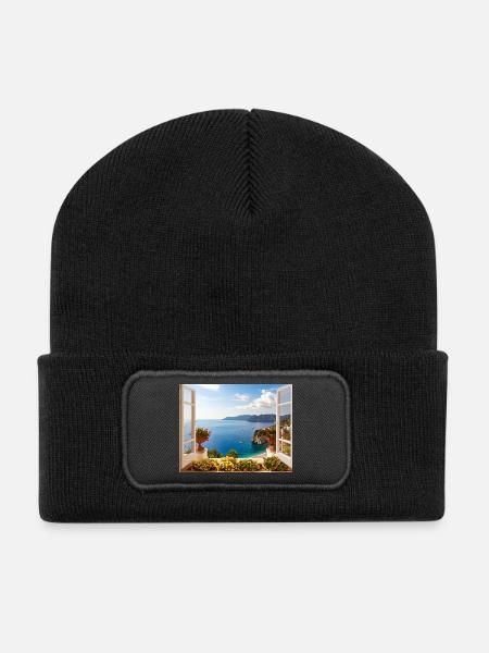 Panoramablick auf die Mittelmeerküste - Recycelte Patch Beanie - Schwarz