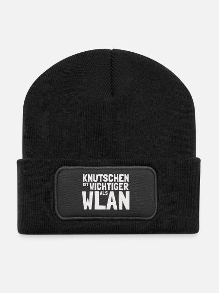 Knutschen ist wichtiger als WLAN – Lustiger Spruch - Recycelte Patch Beanie - Schwarz