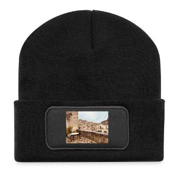Terrassenansicht der Altstadt - Recycelte Patch Beanie - Schwarz - Vorne
