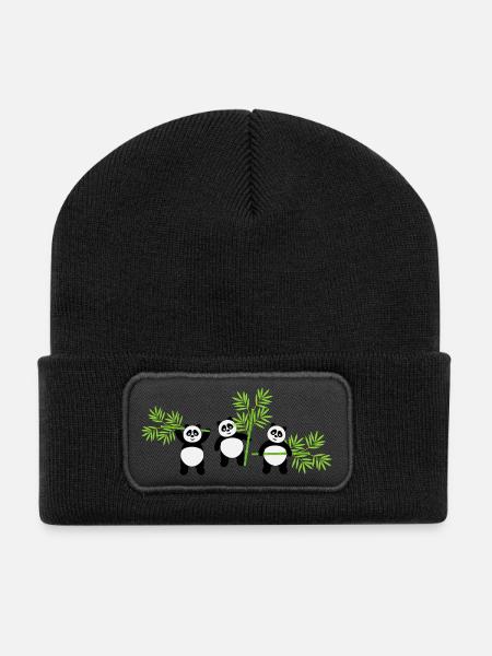 Kawaii Panda mit Bambus – Spaßiges und zartes Muster - Recycelte Patch Beanie - Schwarz