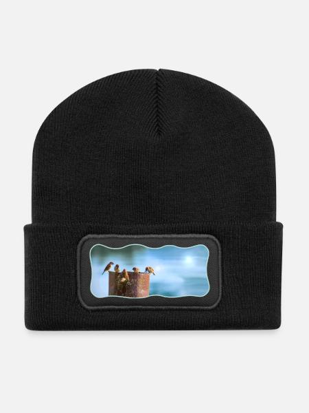 Fotodesign Spatzen-Meeting geschwungen umrandet - Recycelte Patch Beanie - Schwarz
