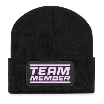 Team Member Schriftzug Lavendel - Recycelte Patch Beanie - Schwarz - Vorne