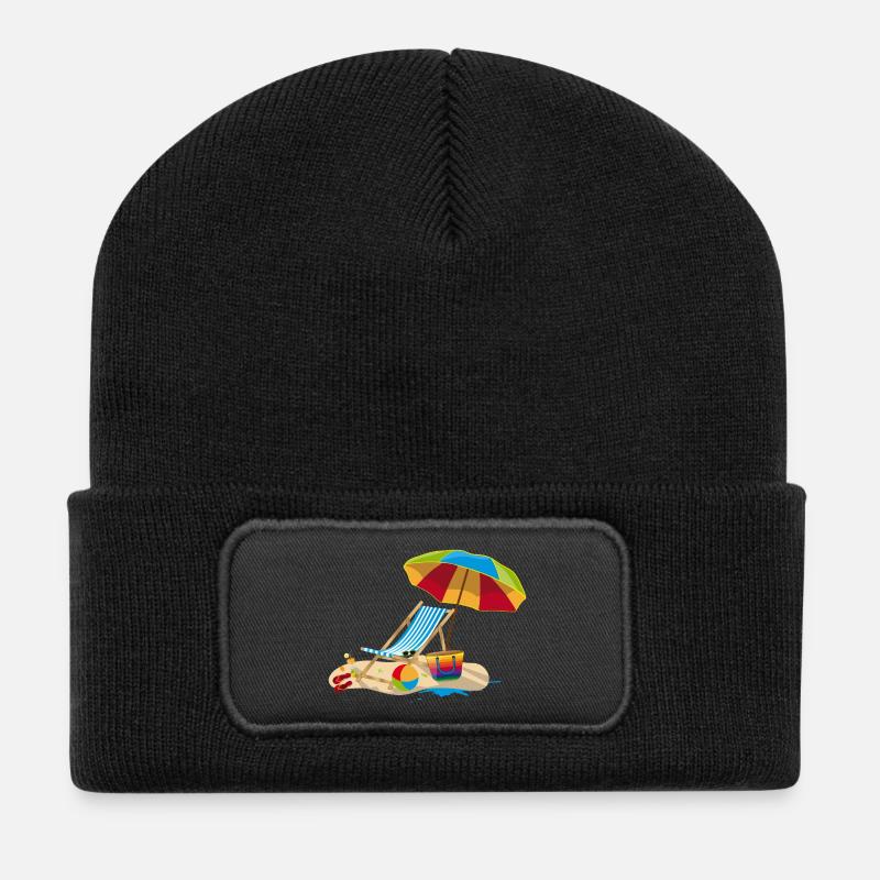 Liegestuhl am Strand - Relaxen im Urlaub - Recycelte Patch Beanie - Schwarz